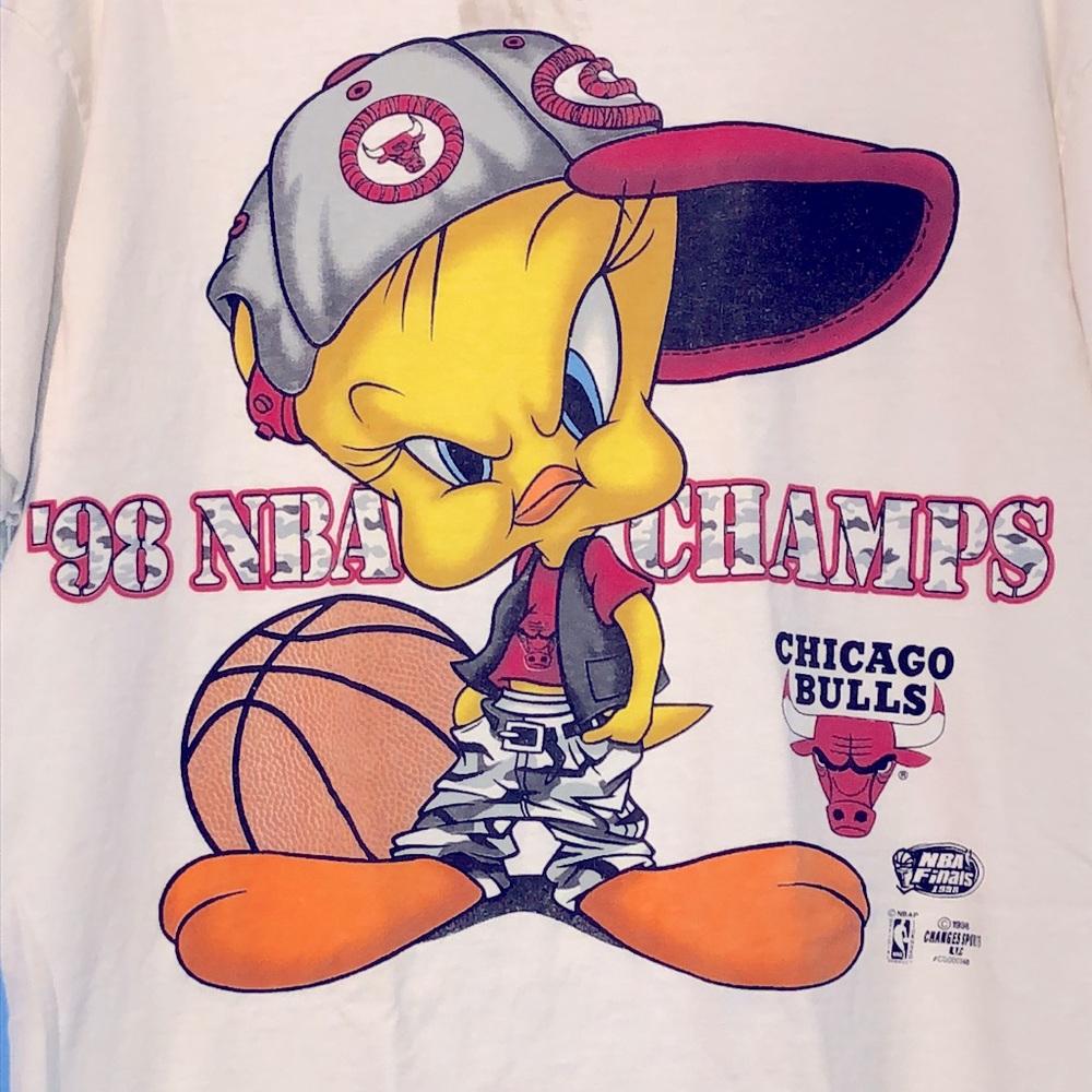 💥SOLD Vintage Tweety Chicago Bulls Tshirt - Picture 2 of 4